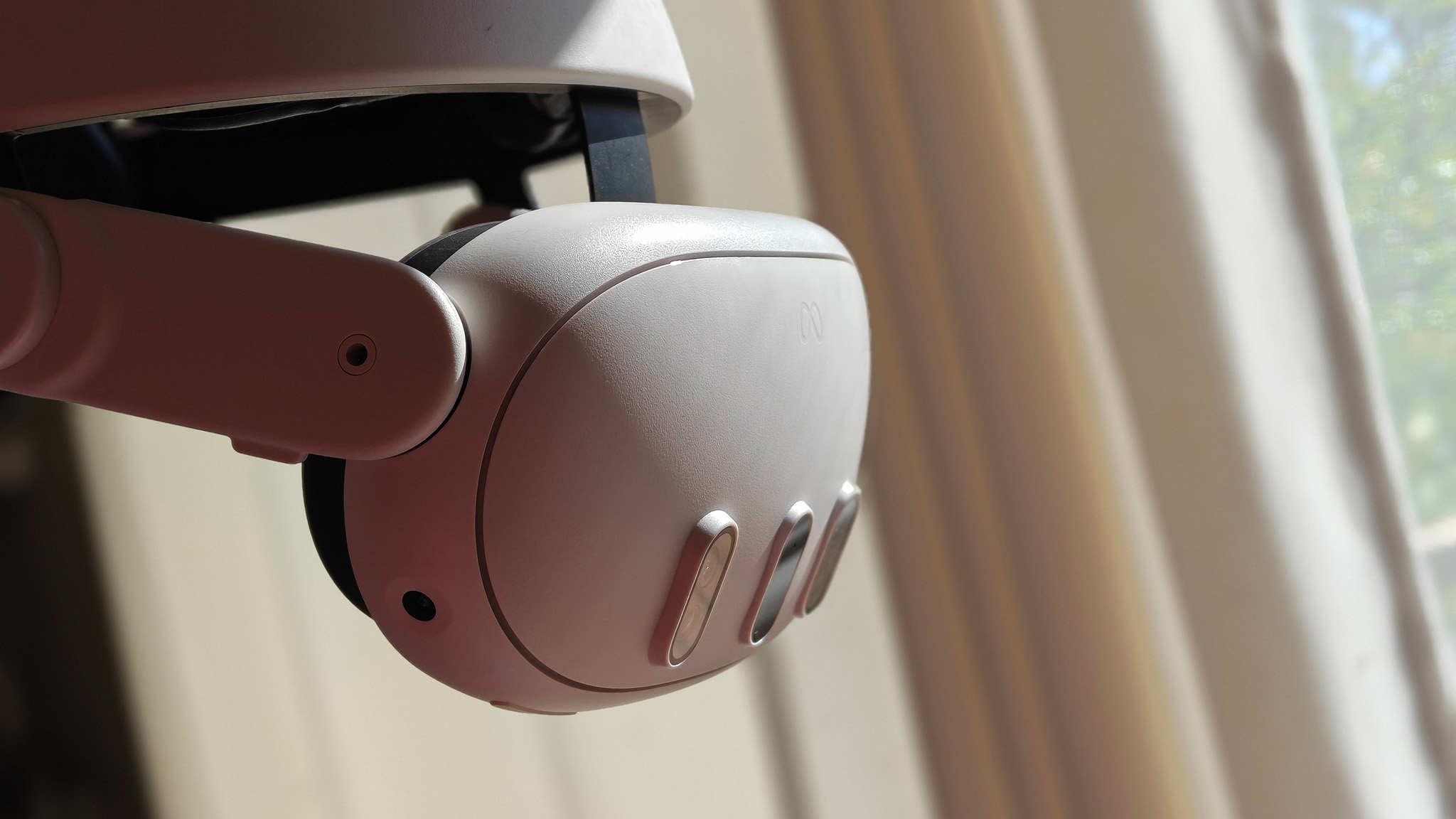 A Meta Quest 3 without a facial interface attached, using a Kiwi Design H4 headstrap