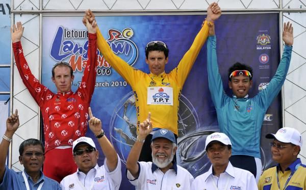 Jersey holders: Pete McDonald (Drapac-Porsche - mountains), Thomas Erler (Tabriz - overall) and Anuar Manan (Geumsan Ginseng Asia - Asian rider overall and points)