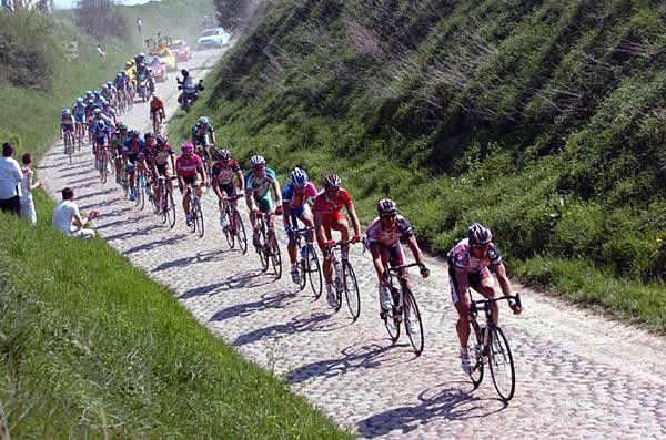 Predictor-Lotto lead the peloton