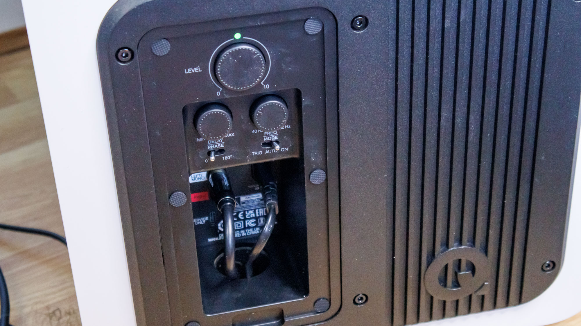 Qacoustics-sub80 Inputs and outputs