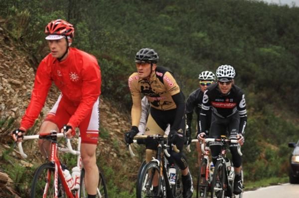 Julien Fouchard (Cofidis, Le Credit en Ligne) leads the breakaway group.