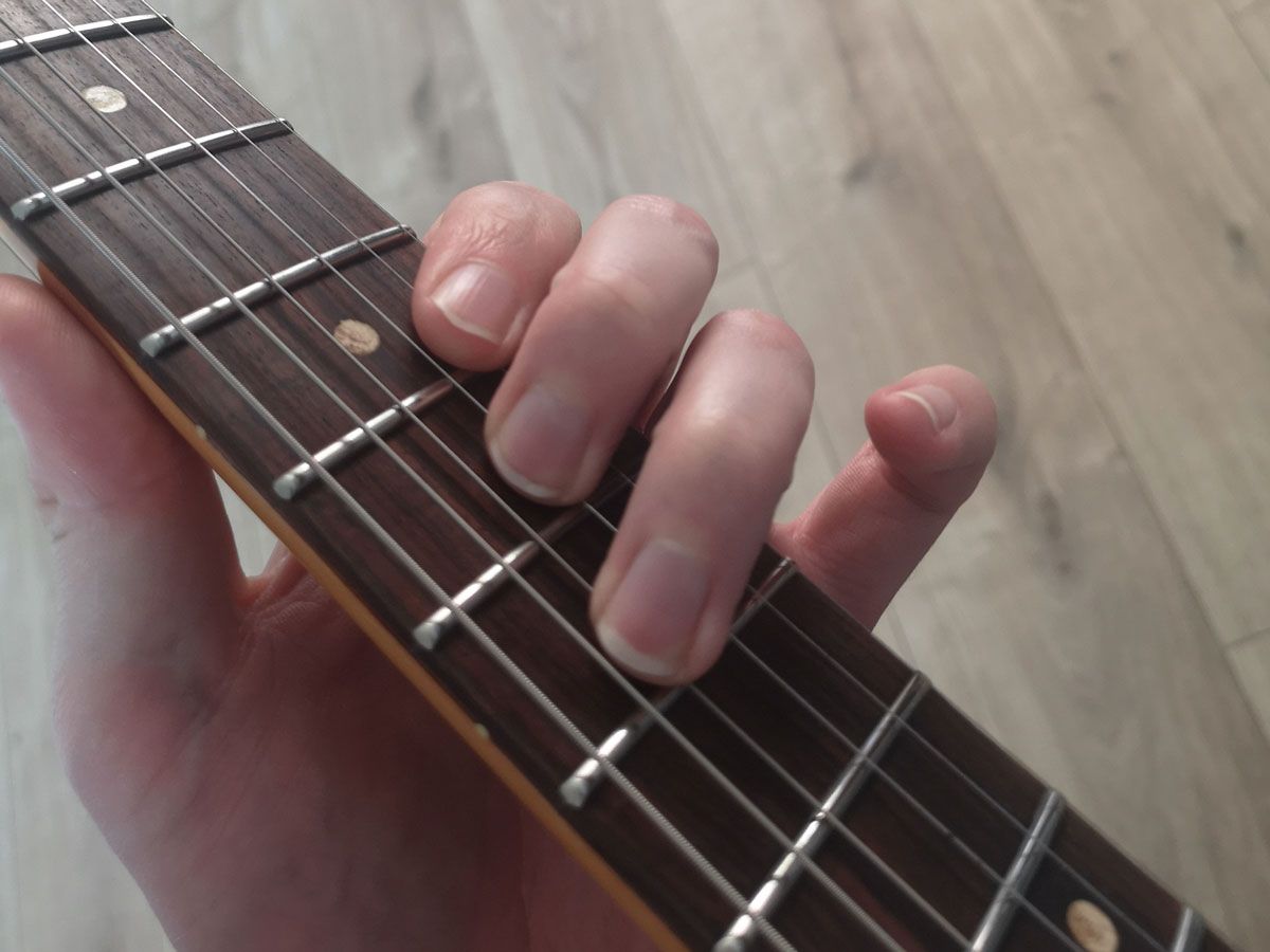 A demonstration of how to play the B chord using &lsquo;F shape&rsquo;