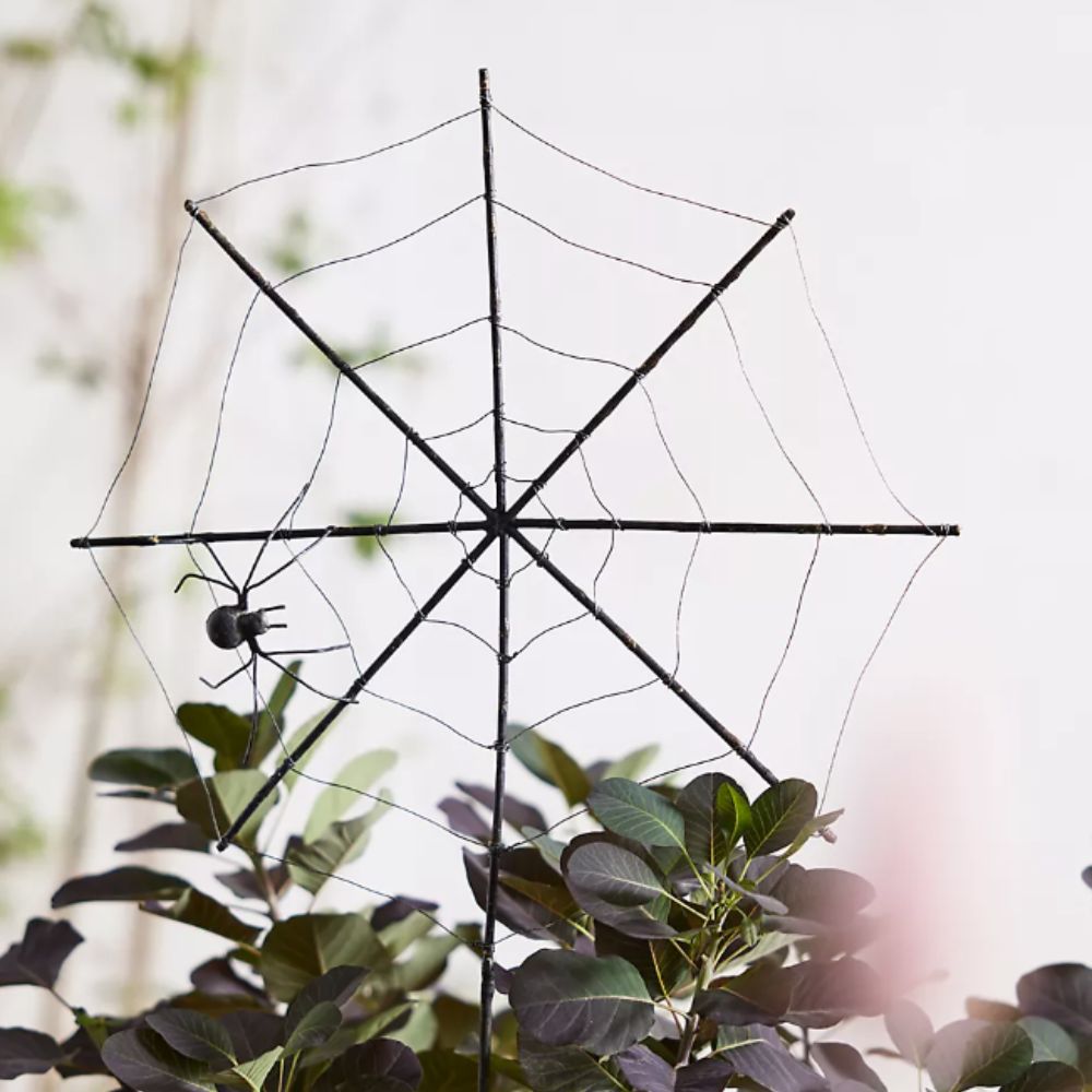 Wire spider web stake 