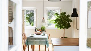 How to measure the air quality in your home: image og home with table setting