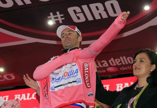 Luca Paolini (Katusha) dons the maglia rosa after stage 4.