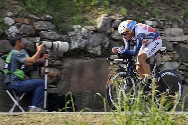 Tom Danielson (USA) gets snapped by Japanese photographer Yuzuru Sunada.