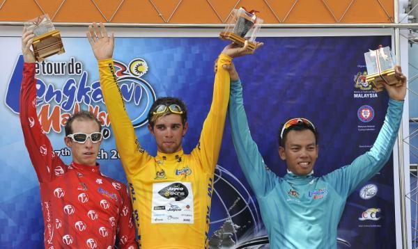 Michael Matthews (Australia) from Jayco-Skins (middle) grabbed the first Yellow Jersey of the race. Peter McDonald (Australia) from Drapac Porsche won the red polkadot jersey (left). And Anuar Manan (Malaysia) (right) from Geumsan Ginseng Asia got Green and Blue Jersey for the stage 1 TDL 2010.