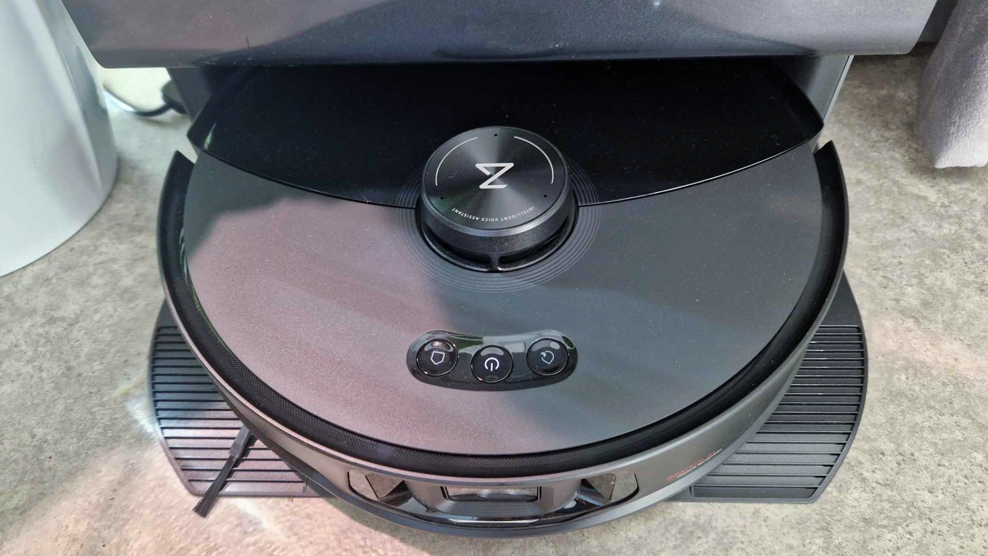 Roborock S8 MaxV Ultra latausasemassa