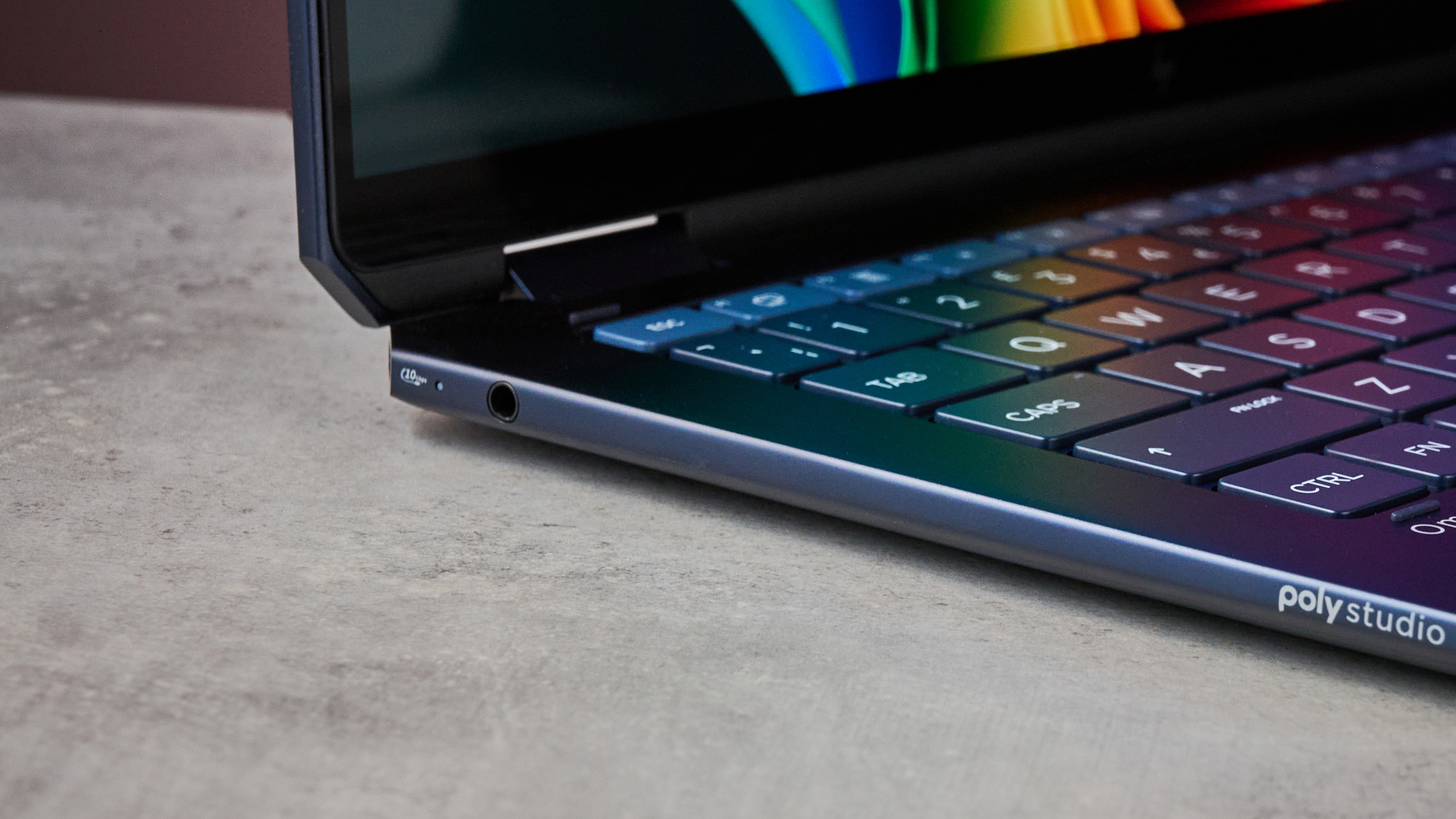 Three-quarter view of ports on left-hand side of HP OmniBook Ultra Flip 14