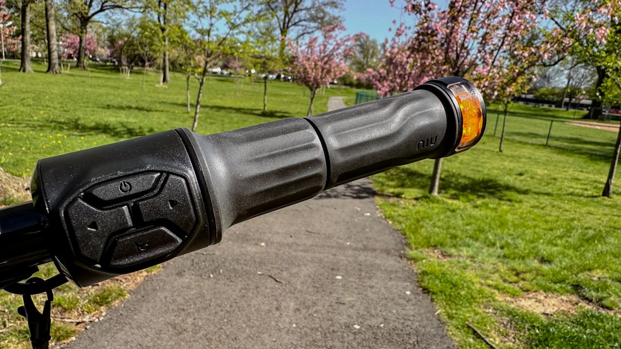 NIU KQi Air right handlebar controls