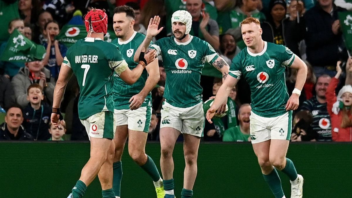 Mack Hansen of Ireland celebrates scoring his team&#039;s fourth try with teammates during the Autumn Nations Series 2024 match between Ireland and Fiji 