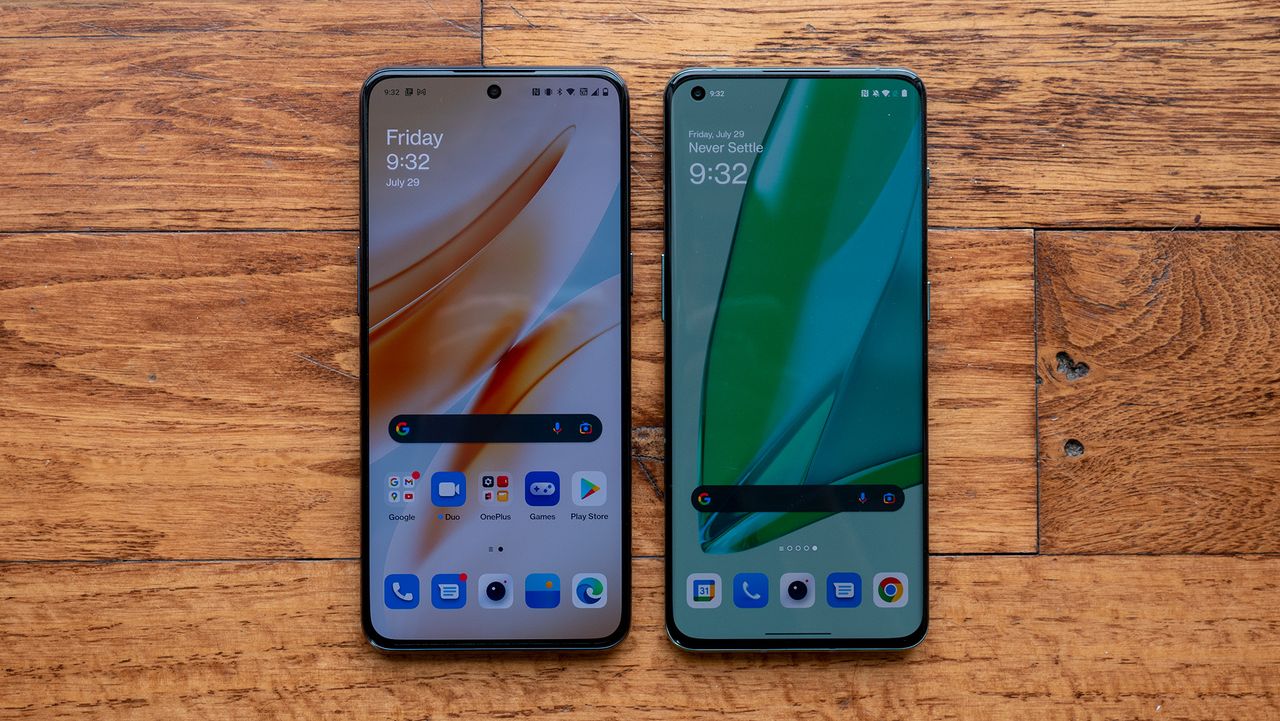 The OnePlus 10 Pro (green) next to the OnePlus 10T (black)