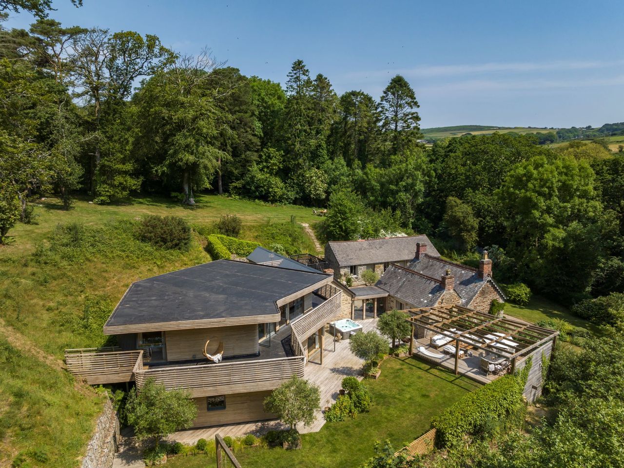 An overhead of the entire property and the surrounding woodland