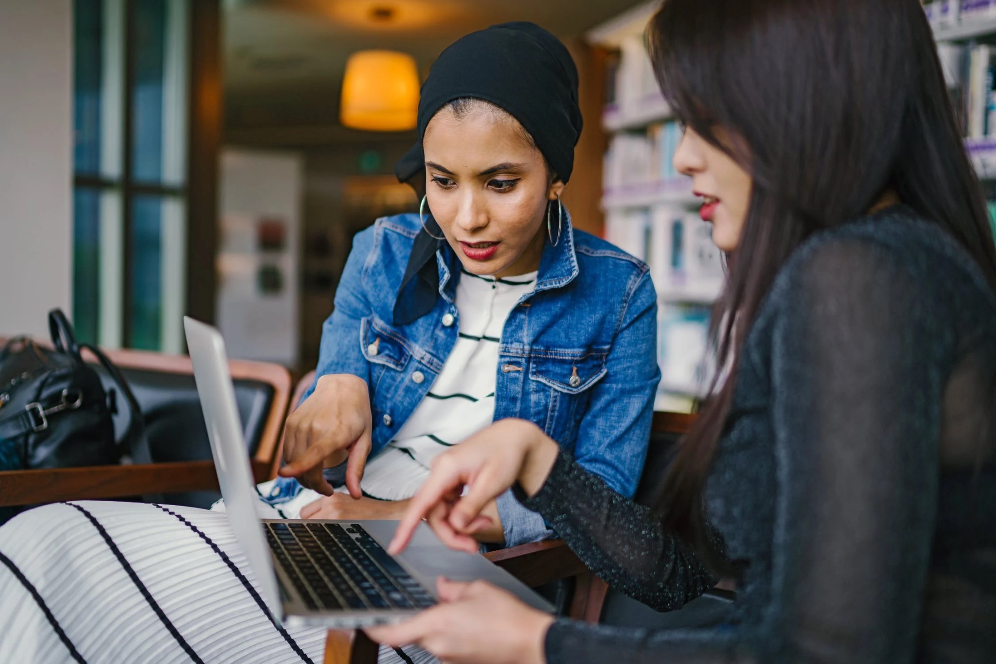Mujeres mirando un Macbook