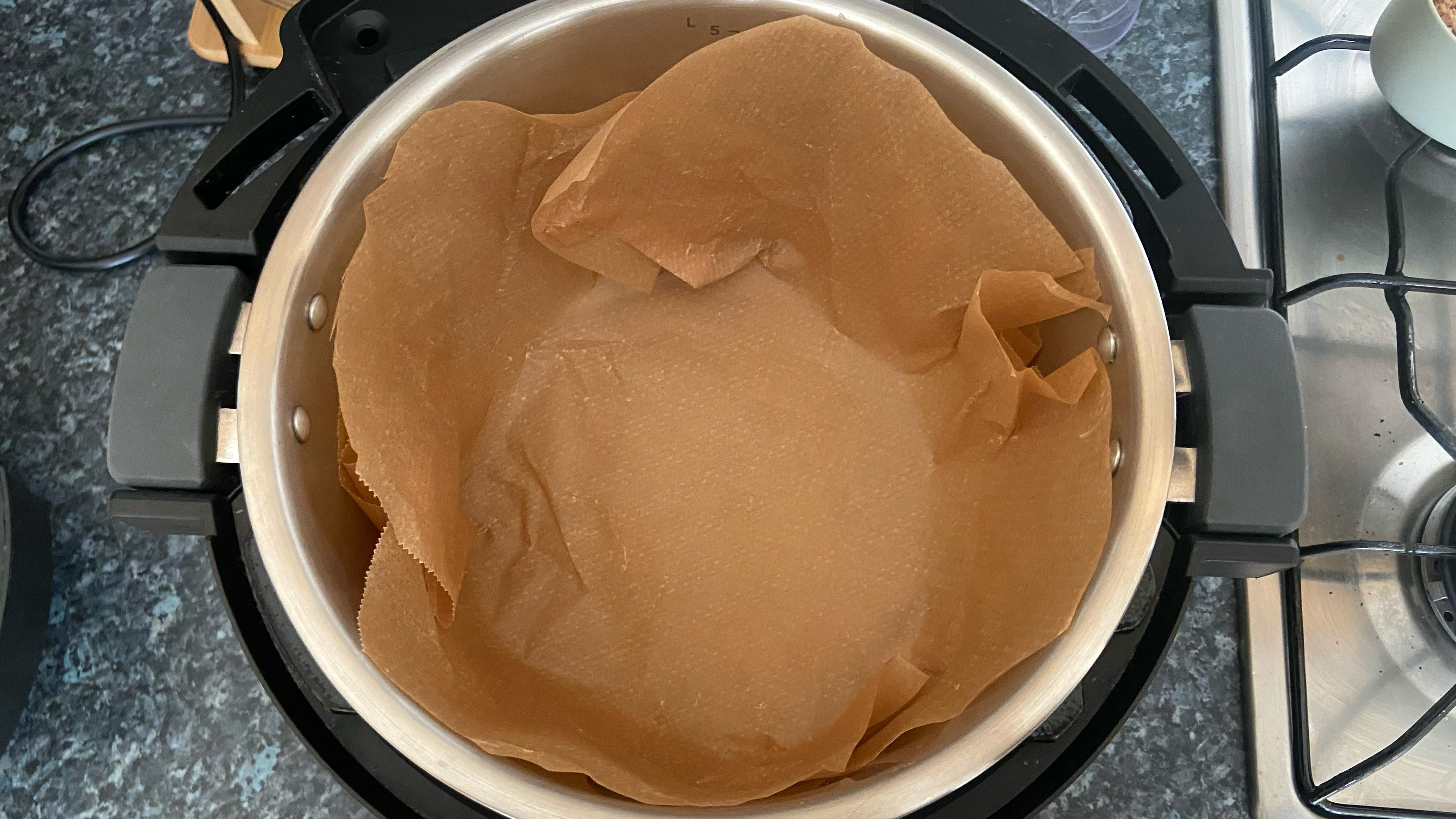 Instant Pot Pro Plus mit Pergamentpapier-Puddingform 