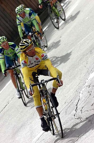 Gilberto Simoni (Saunier Duval-Prodir) descends.