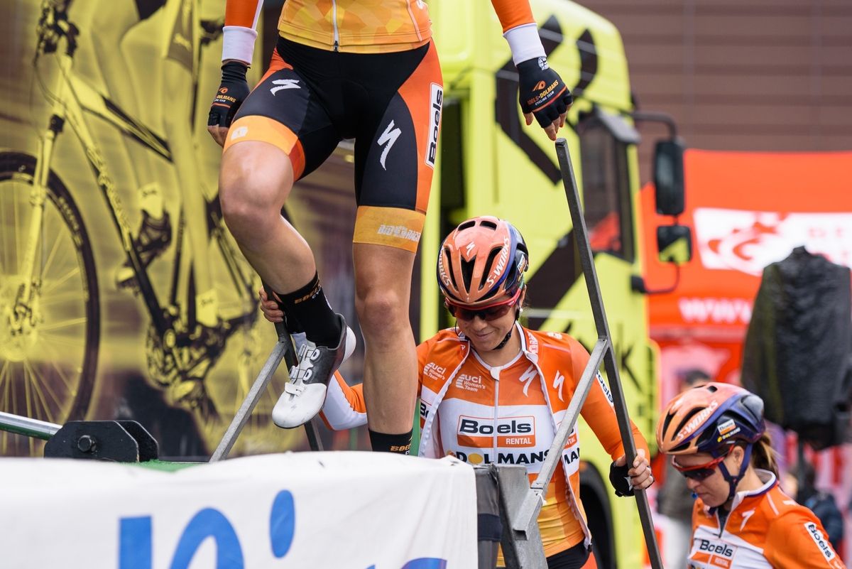 Evelyn Stevens and her Boels Dolmans teammates make their way to sign in - Emakumeen Bira 2016 Stage 4