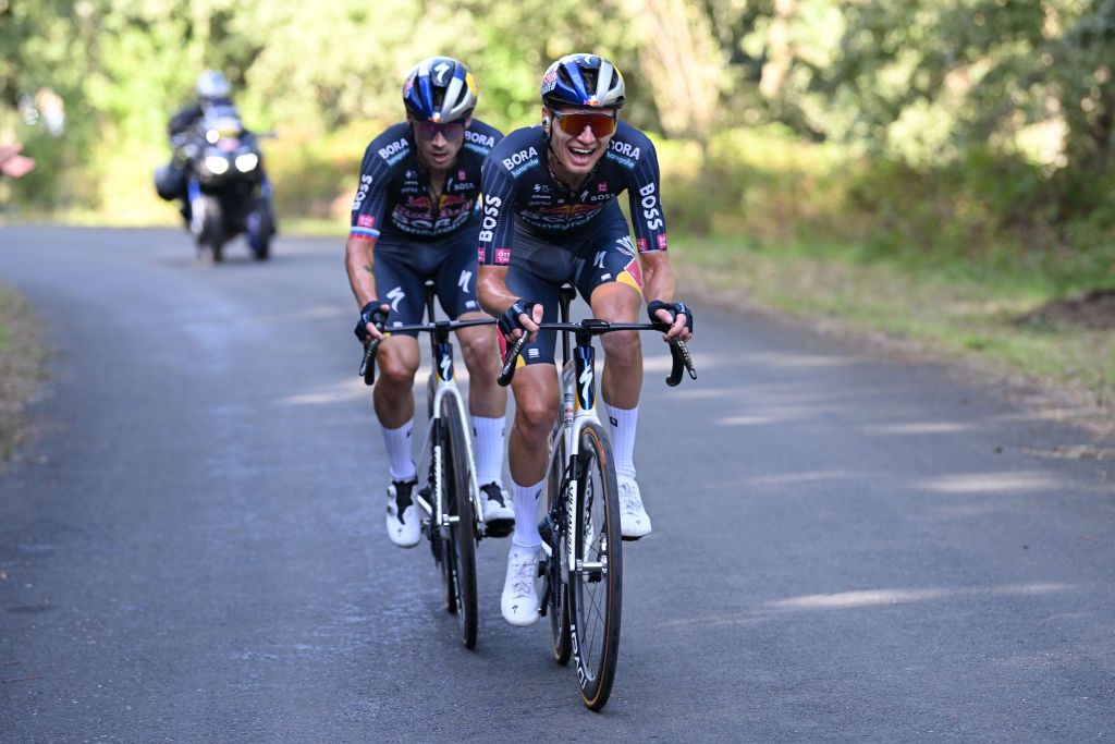 Aleksandr Vlasov leads Primož Roglič on the attack on the Alto de Moncalvillo