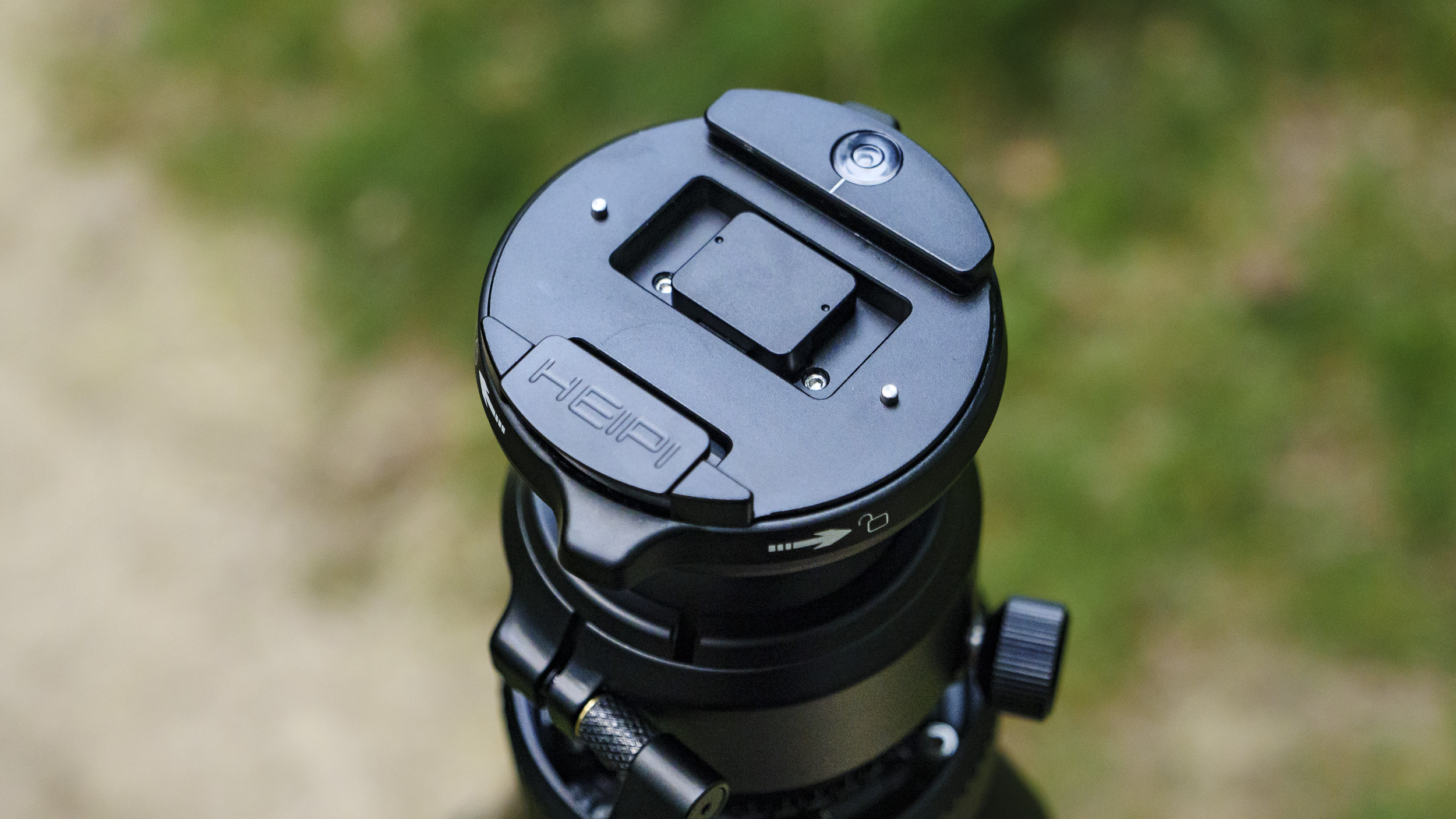 Heipi 3-in-1 Travel Tripod W28S ball head closeup