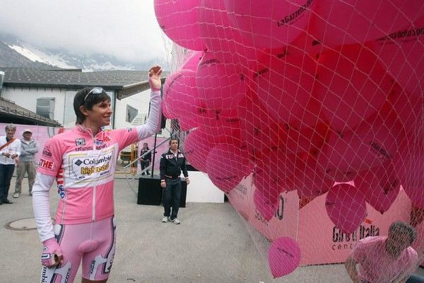 Thomas L&ouml;vkvist (Team Columbia - Highroad) prepares to release the balloons at the start of stage five.