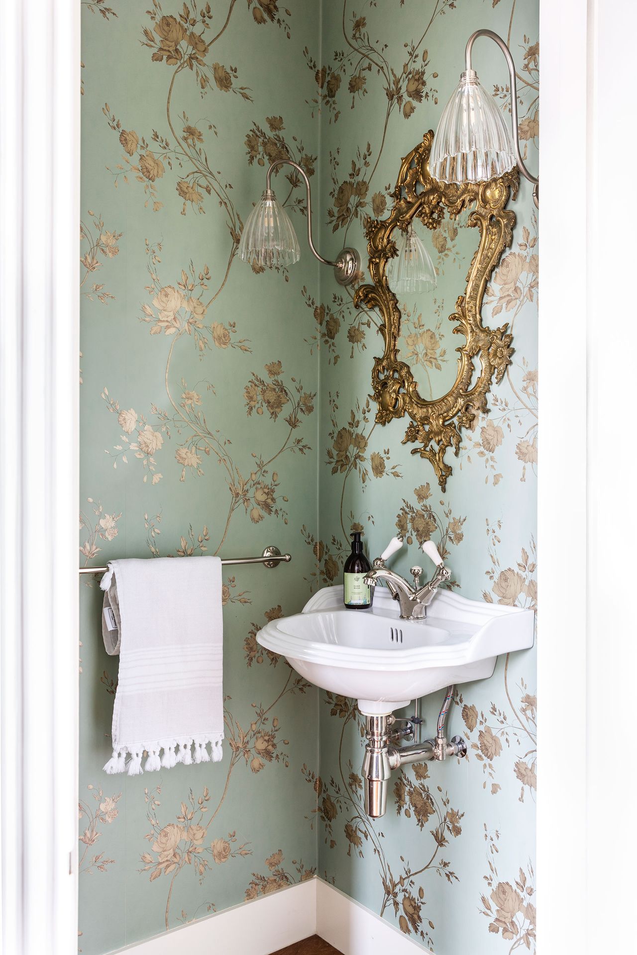 Traditional powder room ideas: Classic half-bath pictures | Homes & Gardens