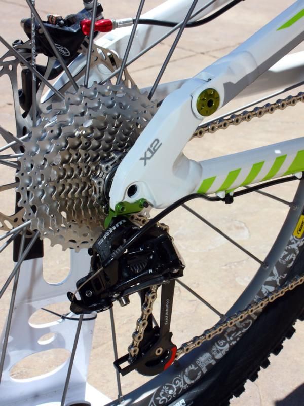 The Claymore's 142x12mm thru-axle hollow aluminum dropouts also feature a sandwich-style replaceable rear derailleur hanger.