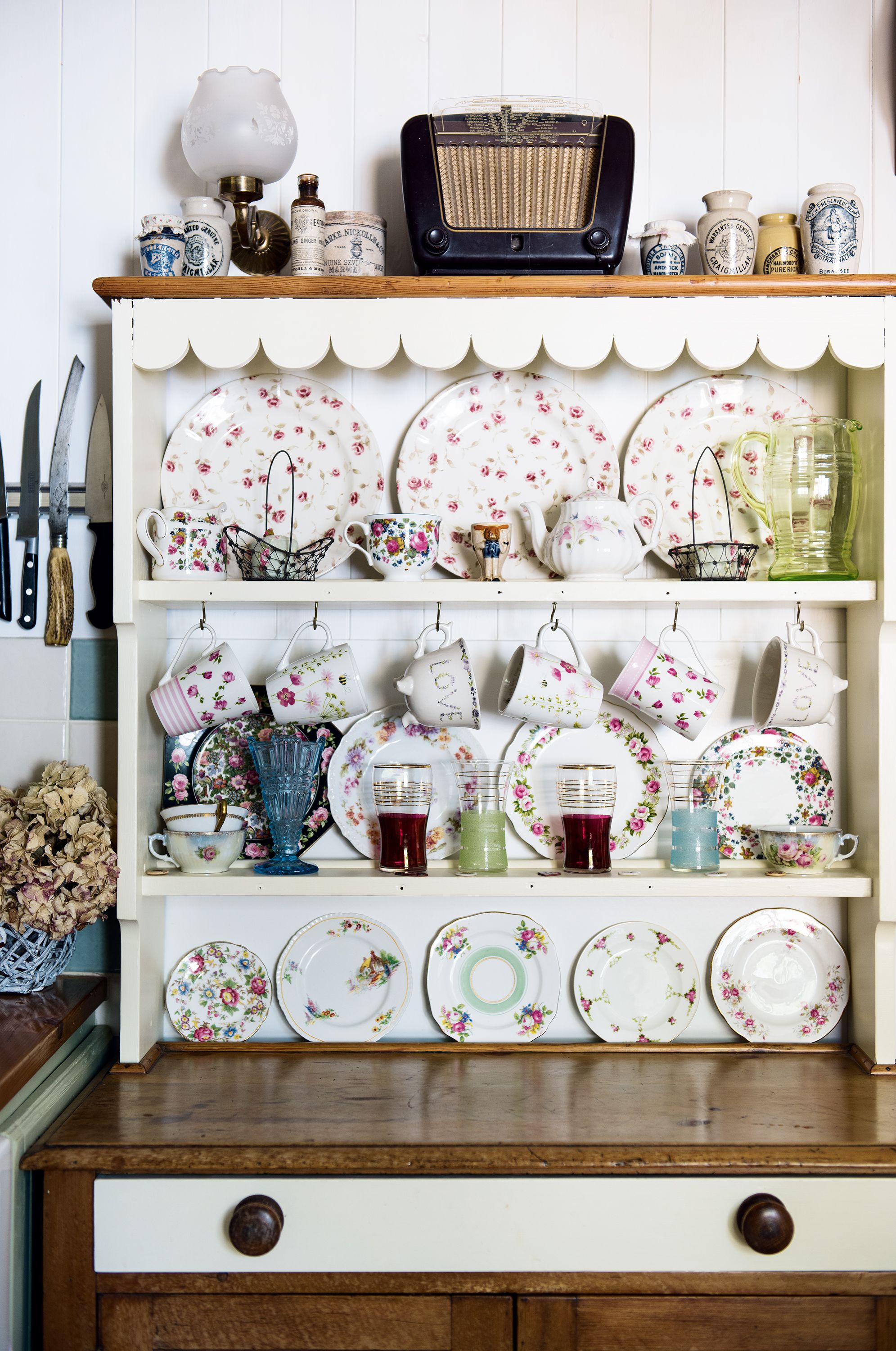 Vintage welsh dressoir gebruikt om een mix van vintage servies weer te geven