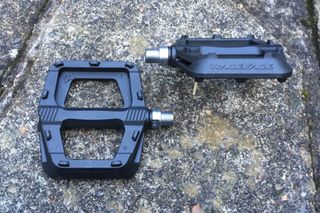 Image shows the Race Face Ride pedals which are some of the best flat pedals for commuting