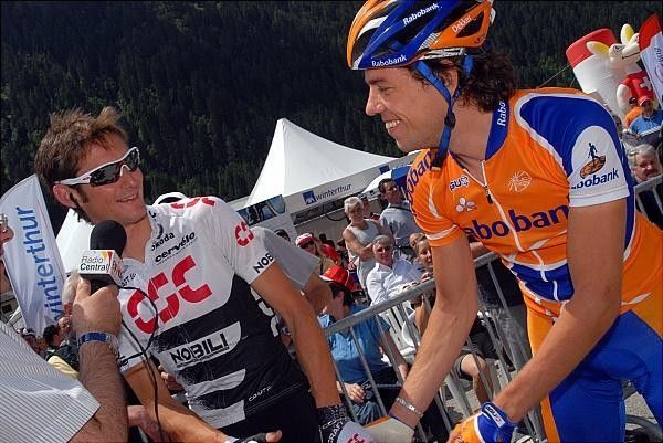 Fr&auml;nk Schleck (Team CSC) explains his crash to Thomas Dekker (Rabobank).