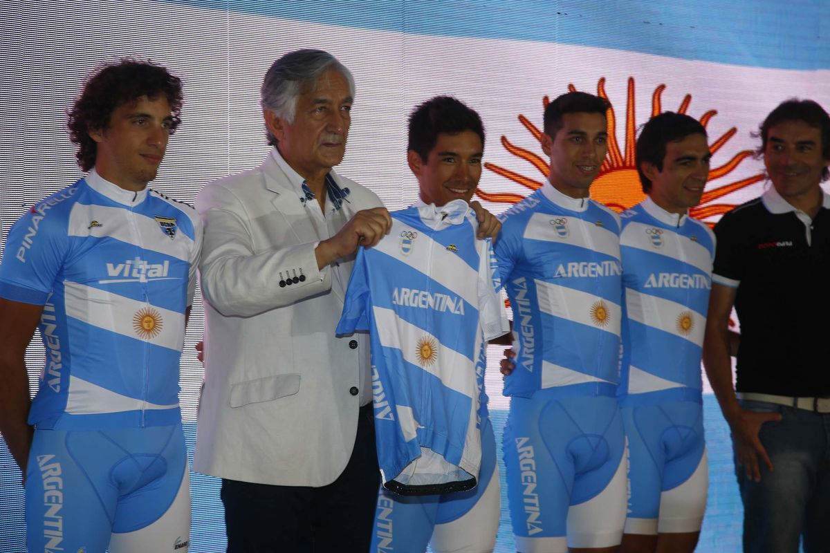 The Argentinian national team and Governor Alberto Rodriguez Saa ahead of the Tour de San Luis.