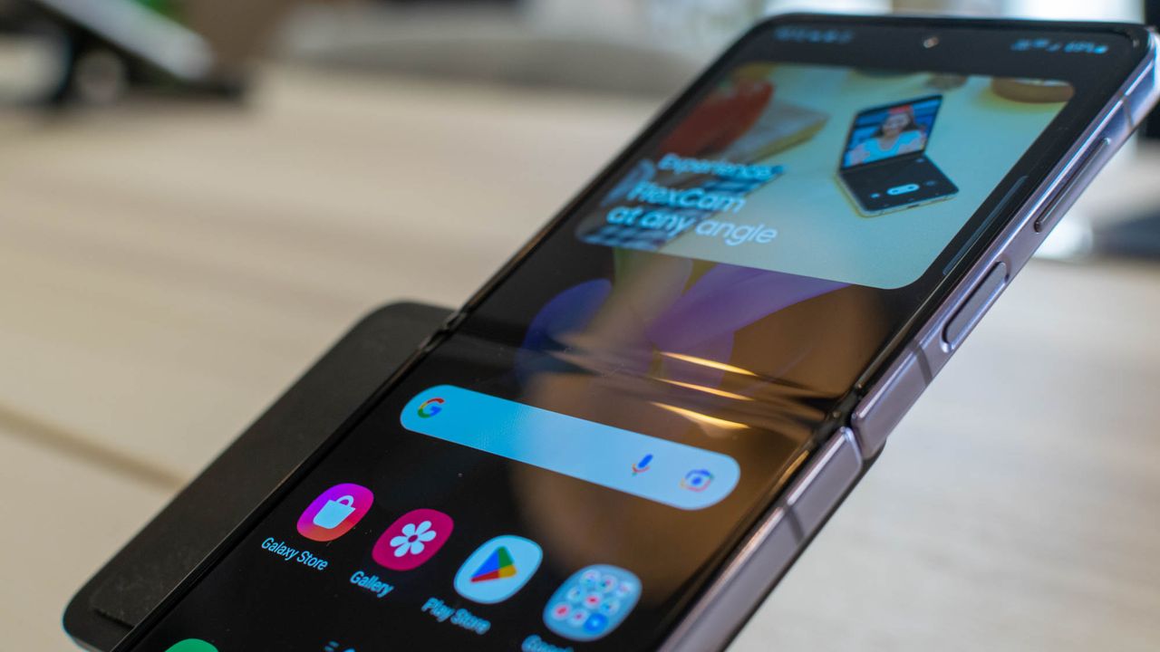 A closeup of the Samsung Galaxy Z Flip 4's screen crease