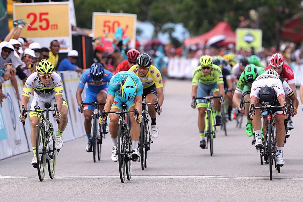 Andrea Guardini (Astana) won it with a bike throw