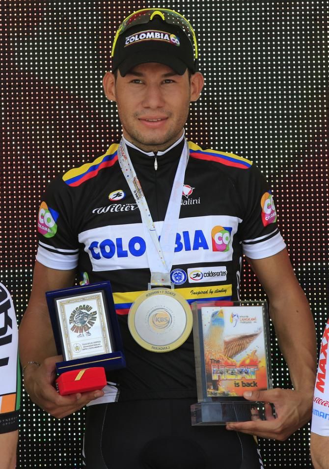 Duber Quintero with his awards for winning stage 1