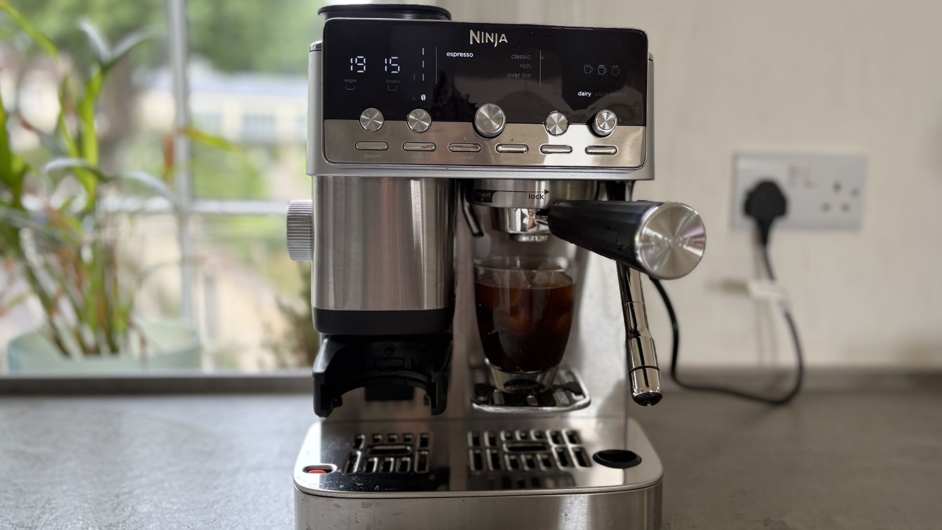 Making black coffee in the Ninja Luxe Caf&amp;eacute; Mini Plus Espresso Machine