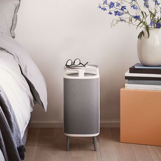 Blueair Dustmagnet 5440i air purifier in a bedroom