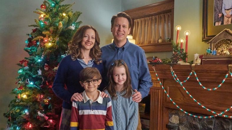 Judy Greer, Sebastian Billingsley-Rodriguez, Molly Wright and Pete Holmes in The Best Christmas Pageant Ever.