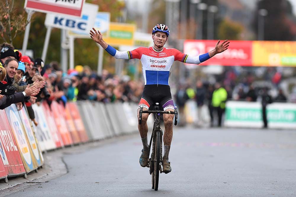 Mathieu Van der Poel won alone in Ruddervoorde