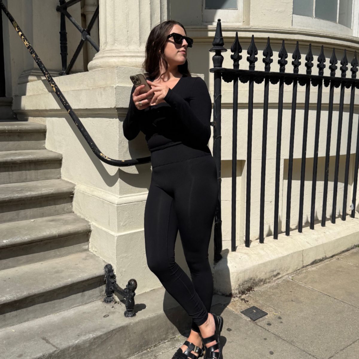 An image ofBest Knockoff Luxury Clothing
's Ava Gilchrist wearing Adanola leggings.