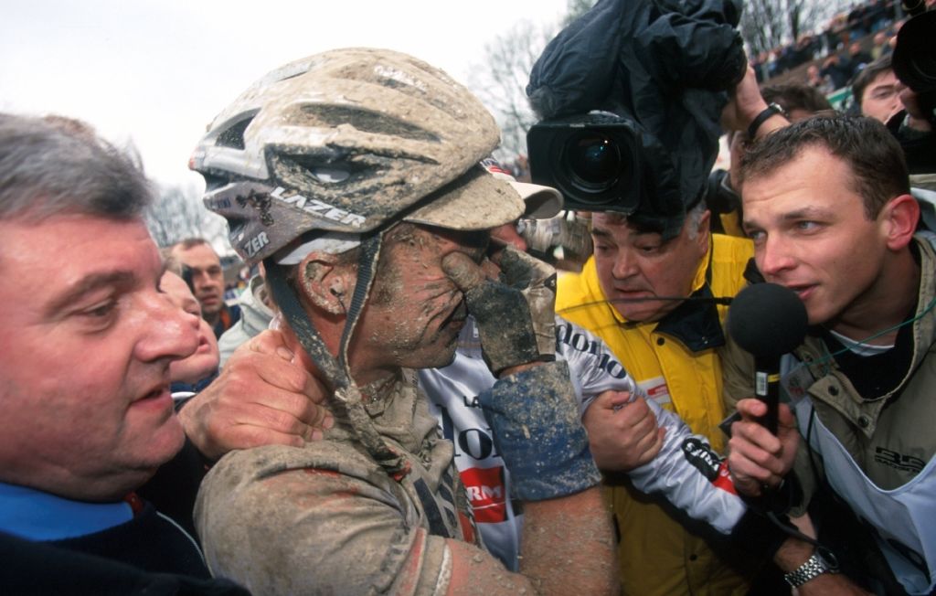 Servais Knaven, cubierto de barro y rodeado de cámaras y periodistas, se queda con cara de incredulidad tras ganar la París-Roubaix 2001