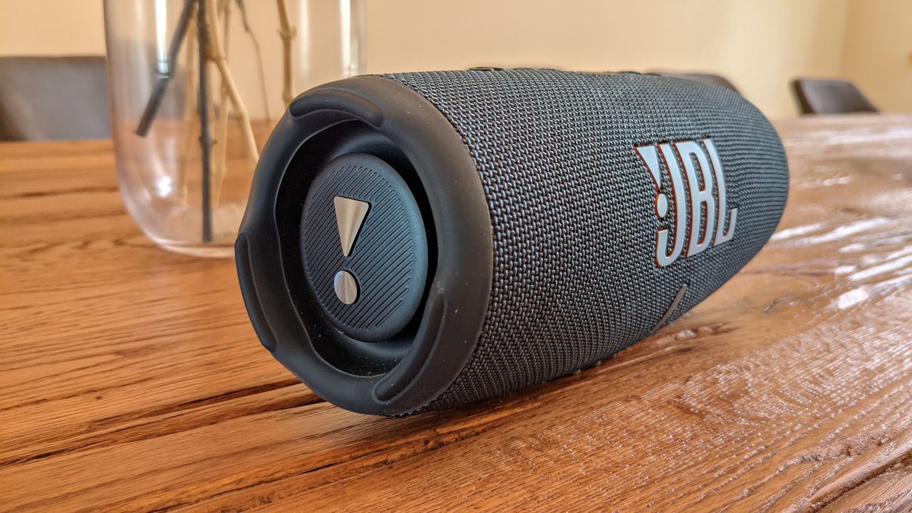 Seitenansicht des JBL Charge 5 auf einen der beiden Subwoofer