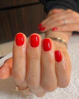 @raelondonnails rote Maniküre