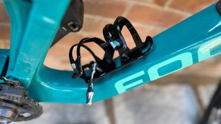 Fitting the Elite Prism bottle cage on bike with ratchet
