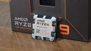 Een AMD Ryzen 9 7950X3D op een tafel