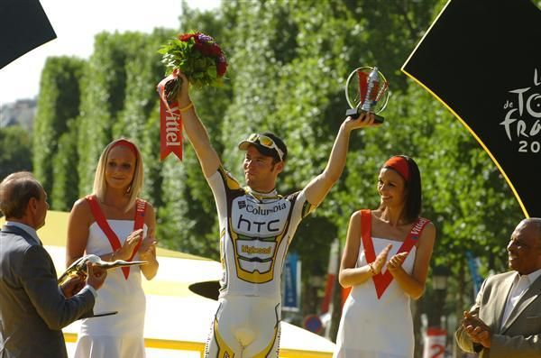 Mark Cavendish (Columbia-HTC) collects the stage winner's trophy