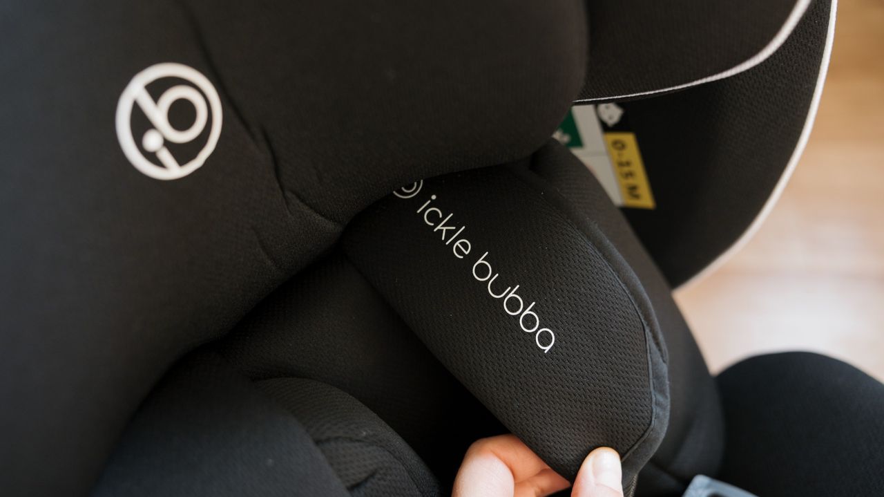 The Ickle Bubba Radial 360 Rotating Car Seat in a living room