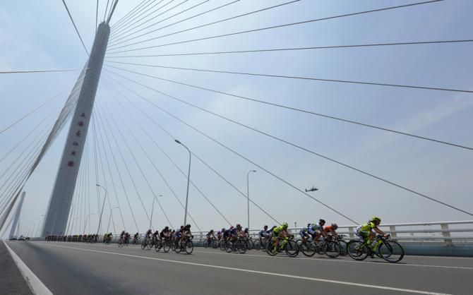 The women's peloton at the Tour of Chongming Island World Cup