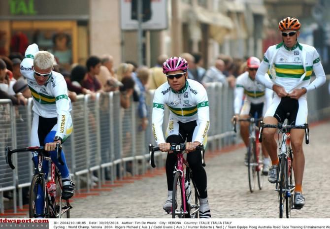 Cadel Evans with his Australian teammates at the 2004 Worlds held in Verona