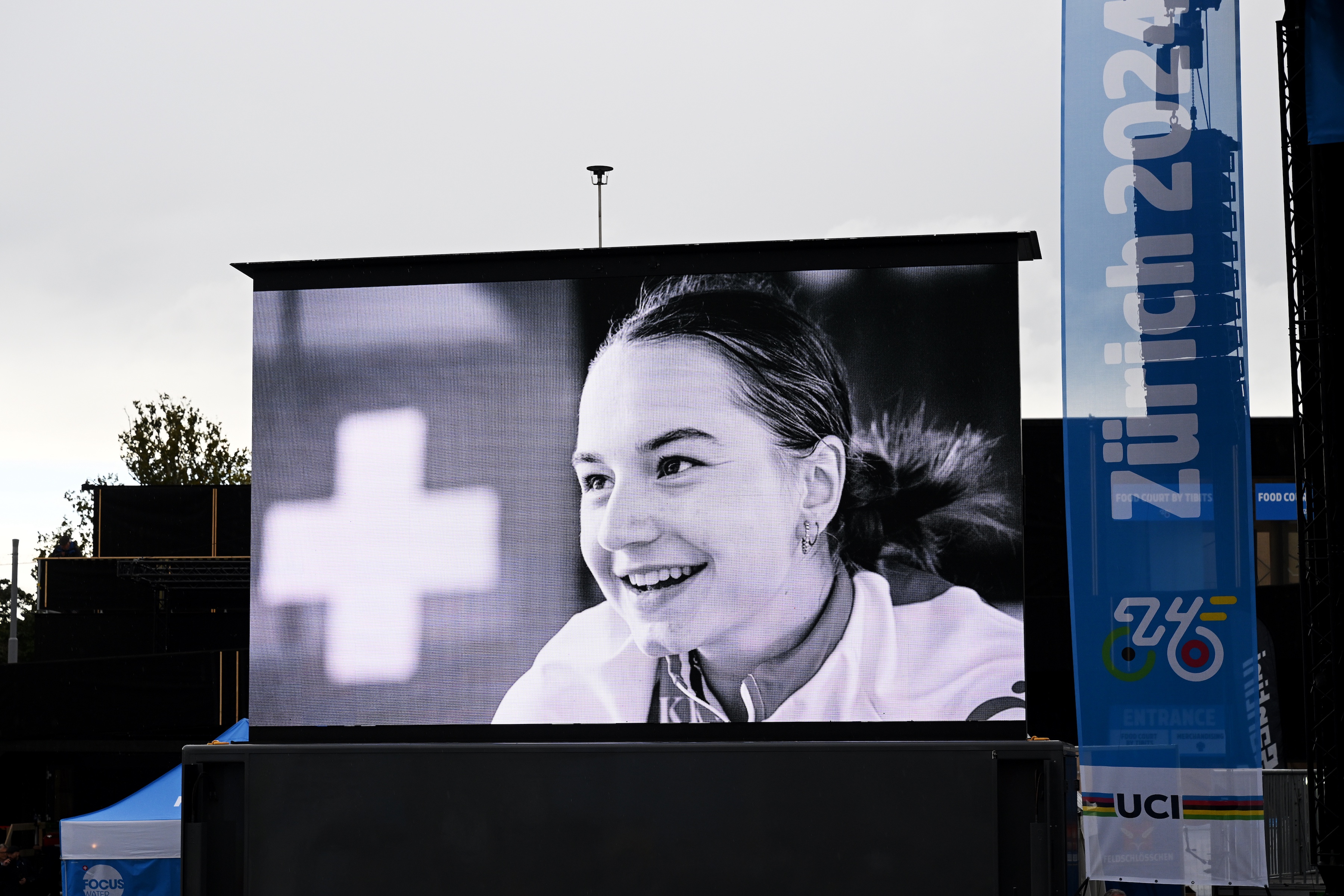 A big screen shows black and white picture of Muriel Furrer, after she passed away at the 2024 World Championships