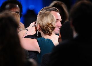 Kate Winslet congratulates Leonardo (Vince Bucci)