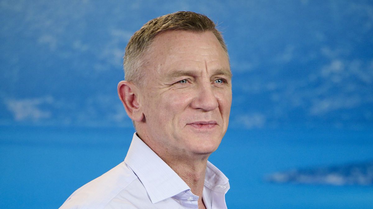 Watch James Bond’s Daniel Craig hip thrust through a Parisian hotel
